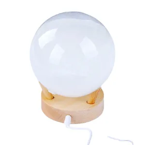 Élégante bouteille météo boule de cristal avec base en bois minimaliste et câble USB