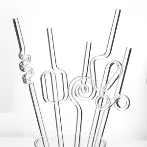 Makroansicht von künstlerisch geformten Glasstrohhalmen mit Spiral- und Schleifendesigns