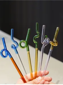 Makroansicht von lebendigen bunten gebogenen Glasstrohhalmen mit künstlerischen Spiralen
