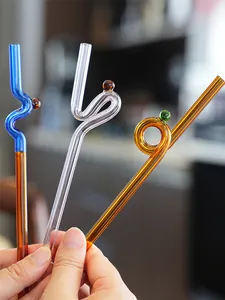 Künstlerische geschwungene Glasstrohhalme in verschiedenen Farben und Formen