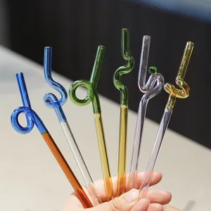 Kreative bunte Glasstrohhalme in Wellenform für Säfte und Getränke hitzebeständig