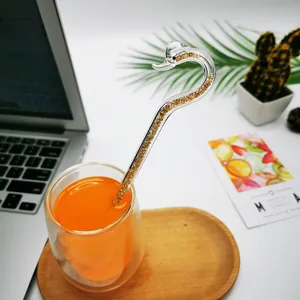 Elegante agitador de vidrio con forma de cisne y cristales dorados para café