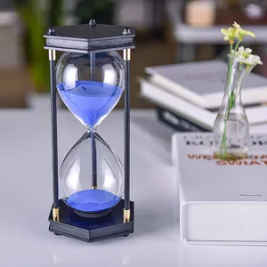 Minimalistische zandloper met blauw zand en zwart frame voor kantoordecoratie huis