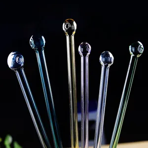 Buntes Set aus Borosilikatglas-Strohhalmen mit hitzebeständigen runden Köpfen.