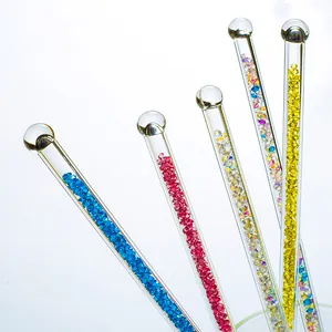 Bâtonnets mélangeurs en verre élégants remplis de cristaux colorés étincelants