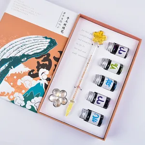 Handgefertigtes Glas-Schreibfeder-Geschenkset mit Blumenschmuck und fünf Tintenfässern.