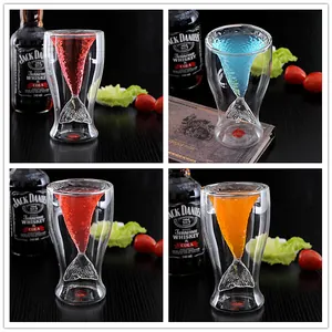 Doppelwandiges Glas mit Meerjungfrauenschwanz zeigt bunte Cocktails im Design