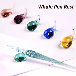 Soporte de Vidrio Soplado a Mano Forma Ballena Floral Reposa Plumas de Vidrio Adorno de Escritorio para Oficina Hogar