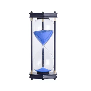 Zandloper in vintage-stijl met zwart frame en blauw zand voor creatieve decoratie