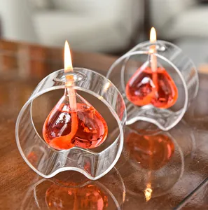 Primer plano de lámparas de aceite de vidrio en forma de corazón con líquido rojo