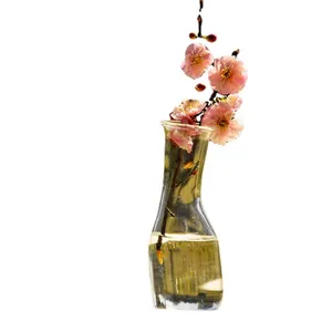 Elegante jarrón de cristal transparente con forma de oliva y flores rosas