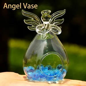 Dettaglio di un vaso a forma di angelo in vetro trasparente con sfere di gel