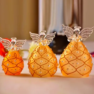 Vista dettagliata di tre figurine di angeli smerigliate semitrasparenti con accenti di perla.