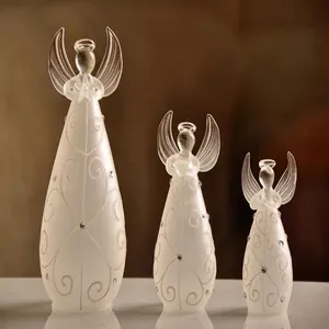 Vista dettagliata di tre statuette di angeli traslucidi smerigliati con misure specifiche in cm.