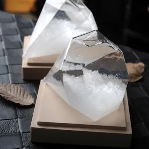 Elegante Sturmglas-Wetterstation in Diamantform mit Holzsockel für die Innendekoration