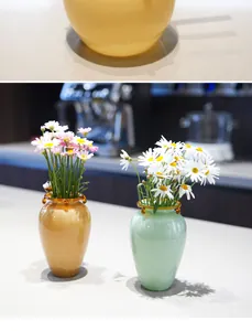 Toma detallada de tarros de miel de vidrio decorativos usados como jarrones de flores