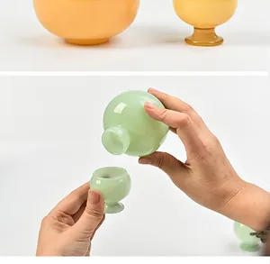 Primer plano de un juego de licor verde en forma de calabaza vertiendo sake