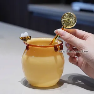 Elegante tarro de miel de cristal amarillo hecho a mano con abeja y agitador de limón