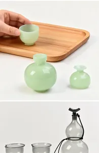 Vista detallada del juego creativo de frascos y tazas de vino con forma de calabaza