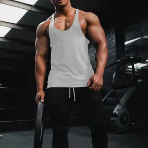 Grijze slim-fit heren gym tanktop met een ademend ontwerp voor optimale spierdefinitie.