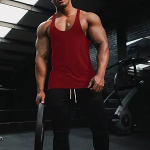 Gedetailleerde weergave bordeauxrood heren fitness tanktop voor bodybuilding training