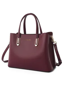 Bolso tote elegante de cuero sintético burdeos con detalles de herrajes dorados