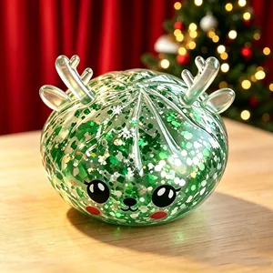 Vue détaillée d'un squishy renne de Noël vert avec paillettes et un visage mignon