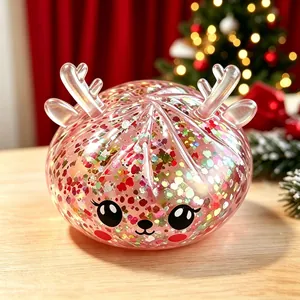 Gros plan d'un jouet anti-stress en forme de renne festif avec des paillettes colorées.