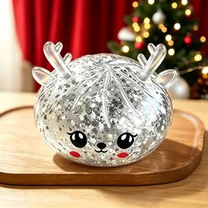 Vue détaillée d'un adorable jouet squishy renne argenté avec des paillettes pour Noël