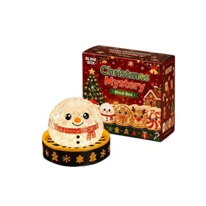 Jouet squishy bonhomme de neige de Noël dans un emballage décoratif de boîte mystère