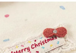 Graziosa maglietta per bambina con fiocco ricamato e pois colorati, tessuto morbido e cool.