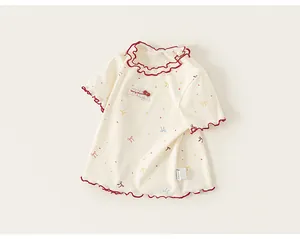Graziosa t-shirt a maniche corte per bambina con volant, fiocchi e stemma festivo.
