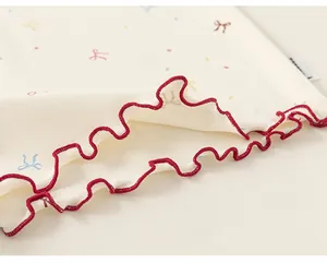 Ragazze simpatico stampa fiocco bordo lattuga t-shirt tessuto dettaglio primo piano top