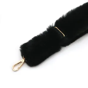 Correa de repuesto de felpa negra ajustable con herrajes dorados para bolsos.