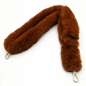 Correa de bolso de felpa marrón ajustable con herrajes dorados para bolsos elegantes.