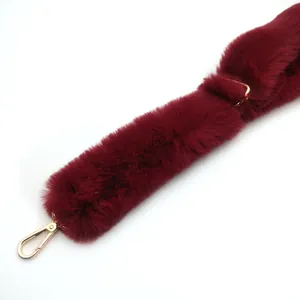 Correa de hombro de felpa ajustable de repuesto para bolsos cruzados en rojo oscuro con metal.