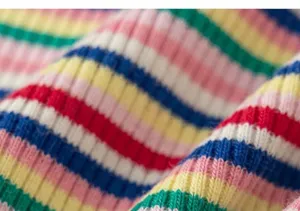 Détail de tissu en tricot rayé coloré montrant une texture douce et confortable.