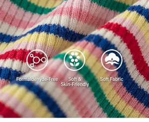 Détail de tissu en tricot rayé pour filles, texture de matière douce et confortable.