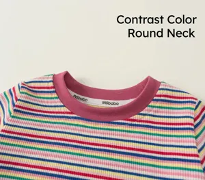 Détail du col du t-shirt rayé coloré pour enfants, tissu tricoté doux, vêtement quotidien.