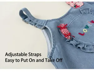 Détail salopette en denim pour fille, bretelles réglables, broderie poche mignonne, mode.