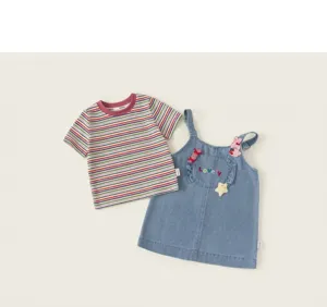 Vue détaillée du t-shirt à rayures et de la jolie robe salopette en jean pour enfants.