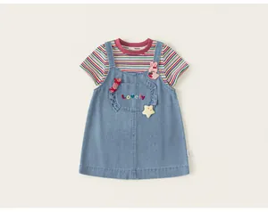 Vue détaillée du joli t-shirt rayé pour filles et de la robe salopette en jean avec broderie.