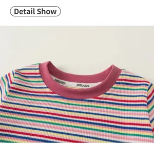 Détail t-shirt rayé fille col gros plan, tissu côtelé doux, haut confortable pour enfants.