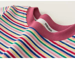 Détail de col de t-shirt rayé coloré pour enfants, tissu en tricot doux, vêtement confortable.