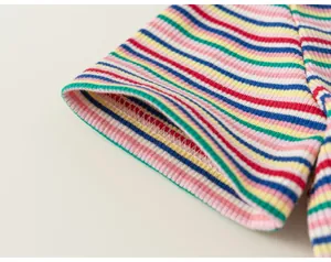 Gros plan sur les détails des poignets de t-shirt rayé pour enfants et coutures nettes.