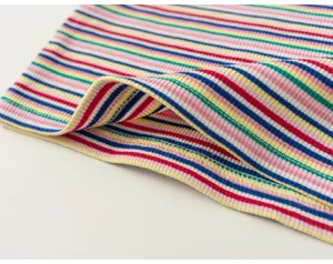 Détail de tissu en tricot côtelé rayé coloré, gros plan de texture douce et élastique.
