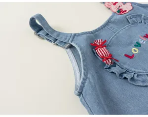 Adorable robe salopette en jean pour fille avec joli patch lapin et broderie colorée.