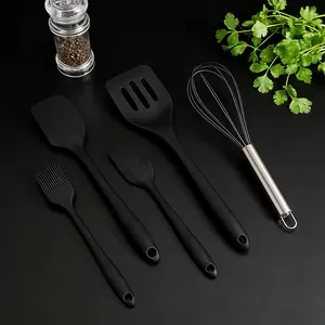 Détails de l'ustensile de cuisine en silicone, spatule de cuisson et fouet gros plan.