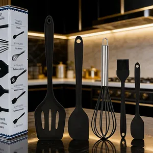 Détail de l'ensemble d'ustensiles de cuisine en silicone noir avec spatules et pinceau.