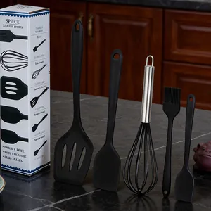 Vue détaillée d'un ensemble d'ustensiles de cuisine en silicone noir avec spatules et un fouet.